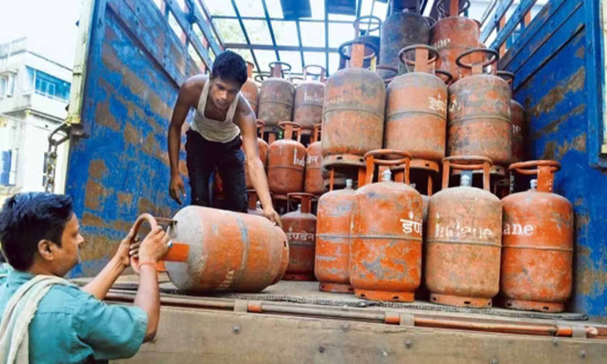 LPG Cylinder price increase: The government has increased gas prices, increase only on commercial cylinders.