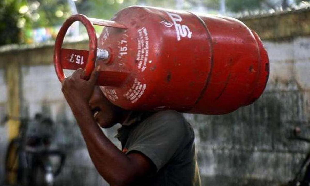 Good news for gas consumers LPG cylinder just For Rs.400 in these states