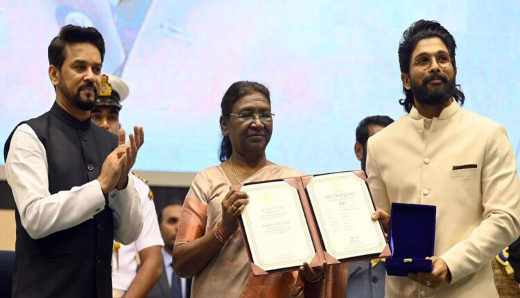 telugu-icon-star-allu-arjun-received-a-warm-welcome-from-fans-in-hyderabad-after-receiving-the-best-actor-award