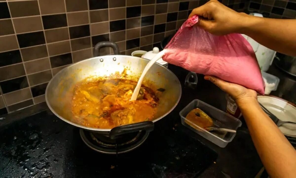 If there is a lot of salt in curries, do this simply, the salt will decrease and the taste will increase