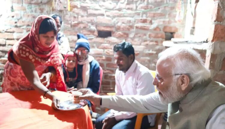 Ayodhya News : Thandi May Chai To Pilana Chahiye Na! Prime Minister Modi went to Meera Manjhi's house in Ayodhya and asked